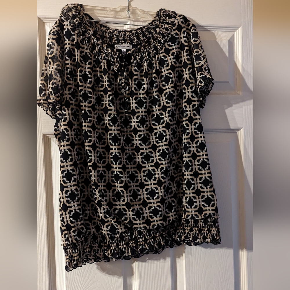 Short sleeve black and tan top